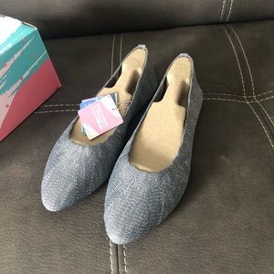 Brand new never worn sketchers stretch fit flats